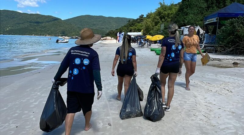 Mais de 4 toneladas de lixo são recolhidas do mar e da areia em Governador Celso Ramos